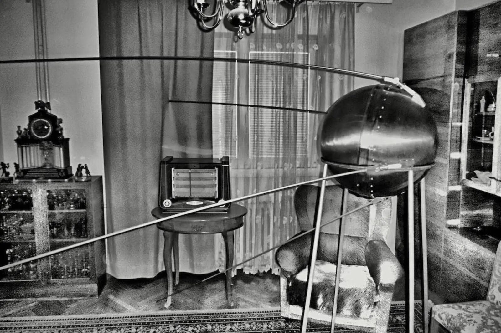 Первый искусственный. Первый искусственный спутник земли 1957. первый искусственный спутник земли 1957 королев. спутник 1957 королев фото. фото первого спутника 1957.