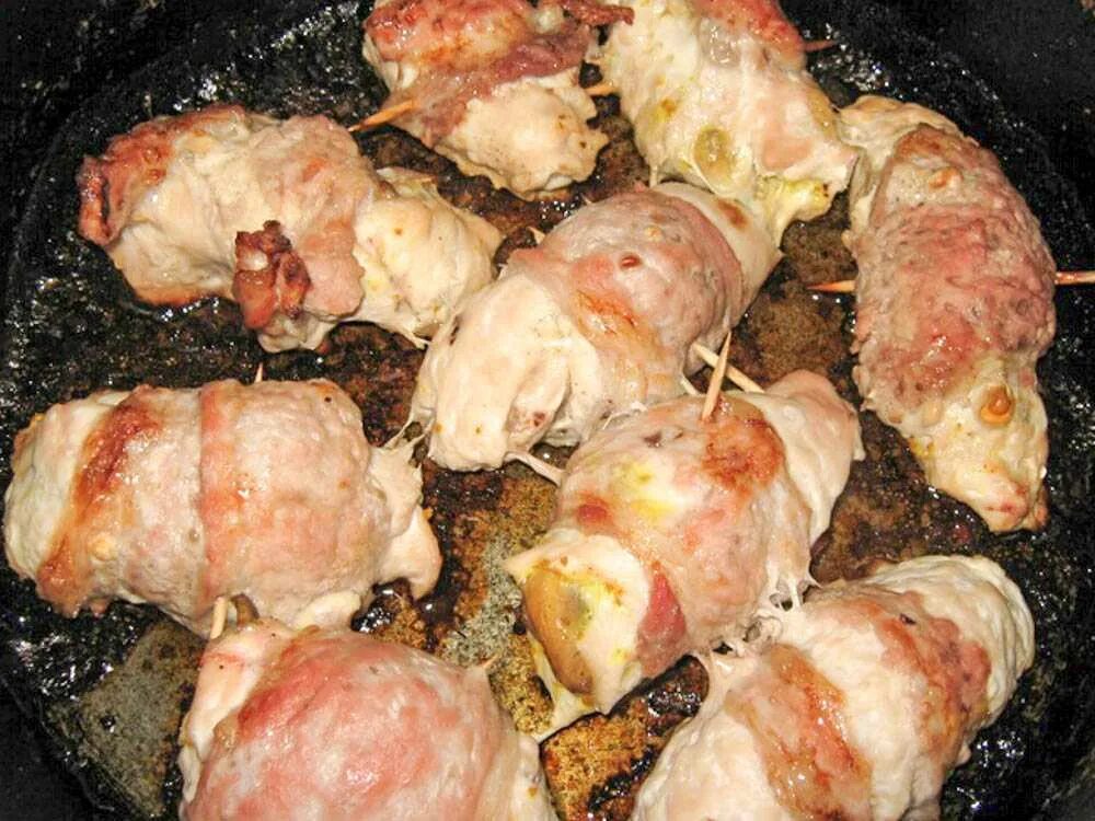 Рецепты курицы в духовке с начинкой. Куриные рулетики с сыром в духовке. куриные рулетики в беконе с грибами. куриные рулетики с грибами и сыром в беконе. рулетики из куриной грудки с начинкой на сковороде.