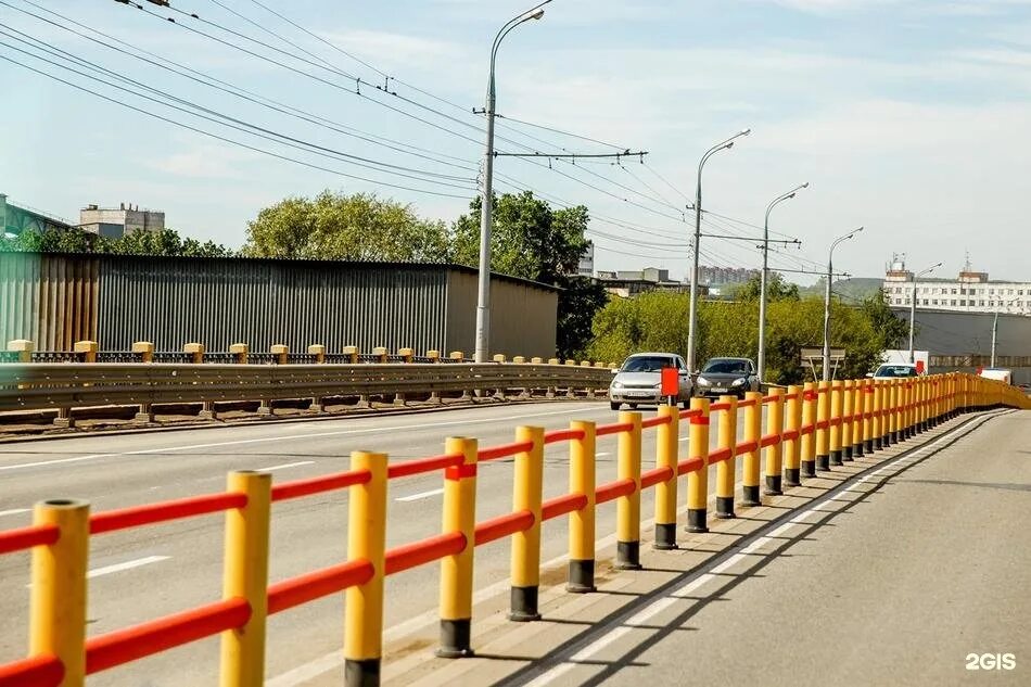 ограждение вдоль тротуара. барьерное ограждение 2022. трансбарьер барьерное ограждение. ограждение дороги. ограждение тротуара.