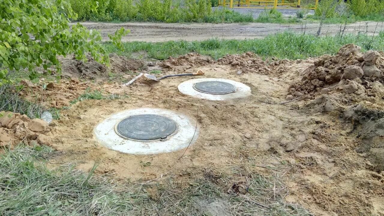 Обустройство скважины для воды на даче. Кирпичный колодец. Колодец в уровень земли. Кессон из бетонных колец. Люк для выгребной ямы.