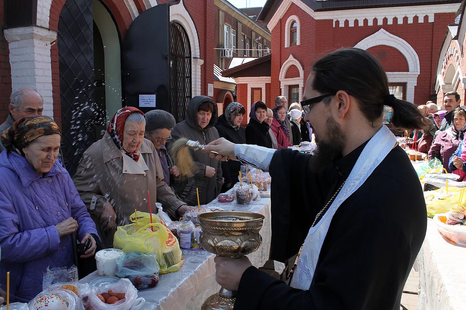 освящение пасхальных куличей. освящение куличей на пасху. куличи новотихвинский монастырь. освящение куличей на пасху. освящают пасхи.