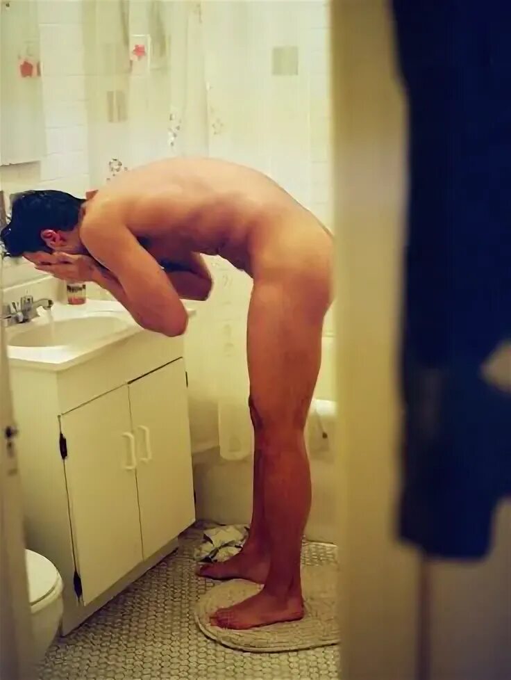 Homme nu sportif dans les vestiaires du 5 avril 2011.