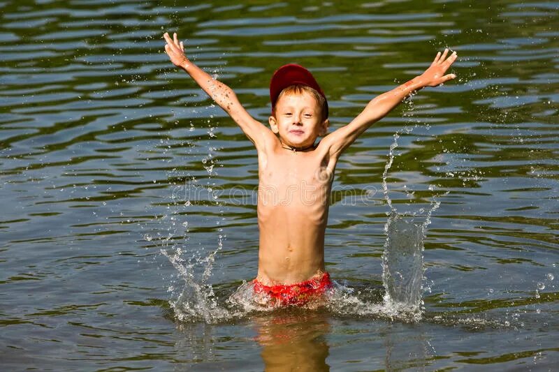 Маленький мальчик купаться. Мальчик на реке. Мальчики на речке. Мальчишки на реке. Мальчики в воде.