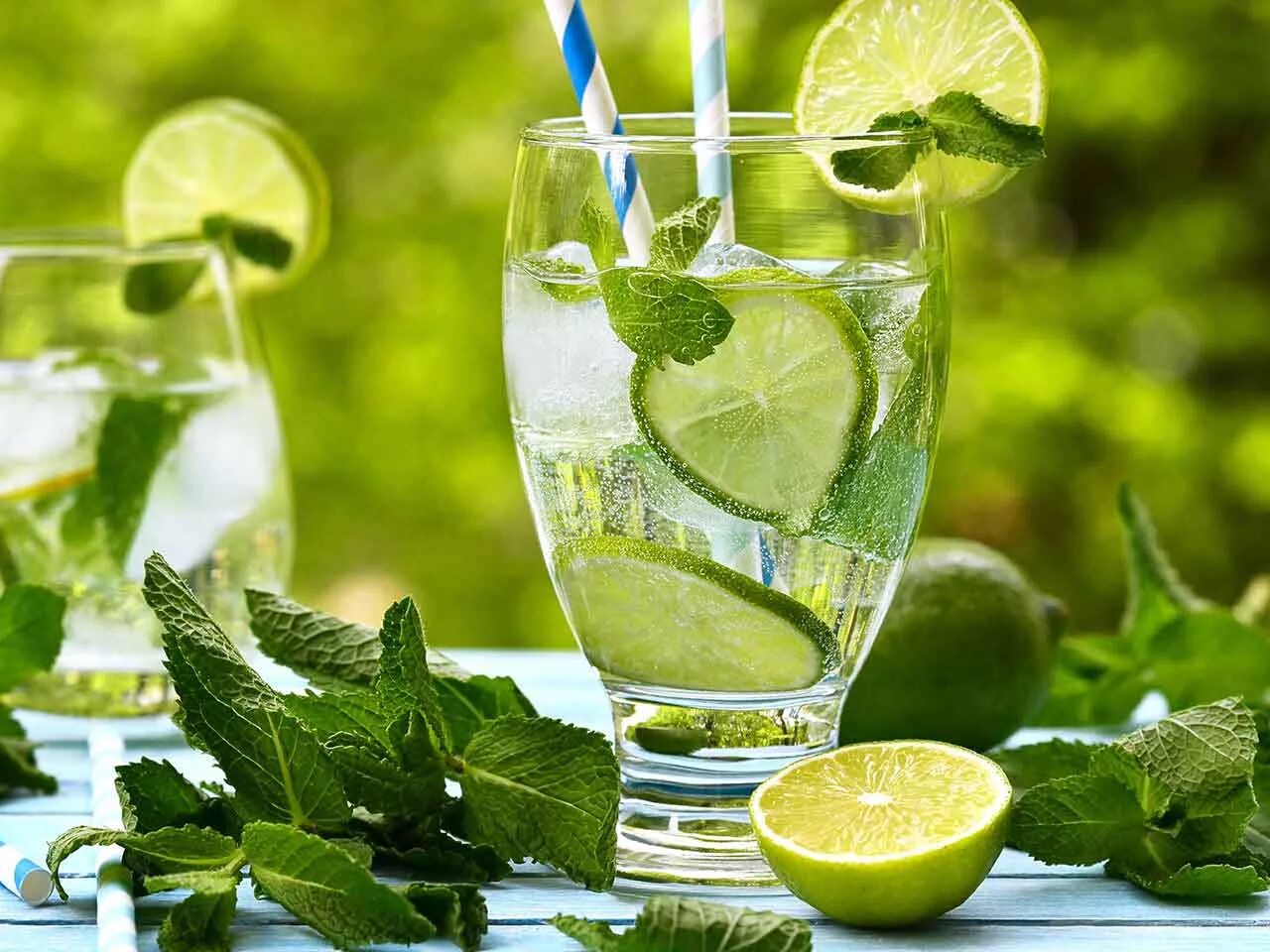 Напиток из мяты. Лимонад мохито лайм мята. мохито лайм мята. мята mojito. напиток мохито лайм мята.