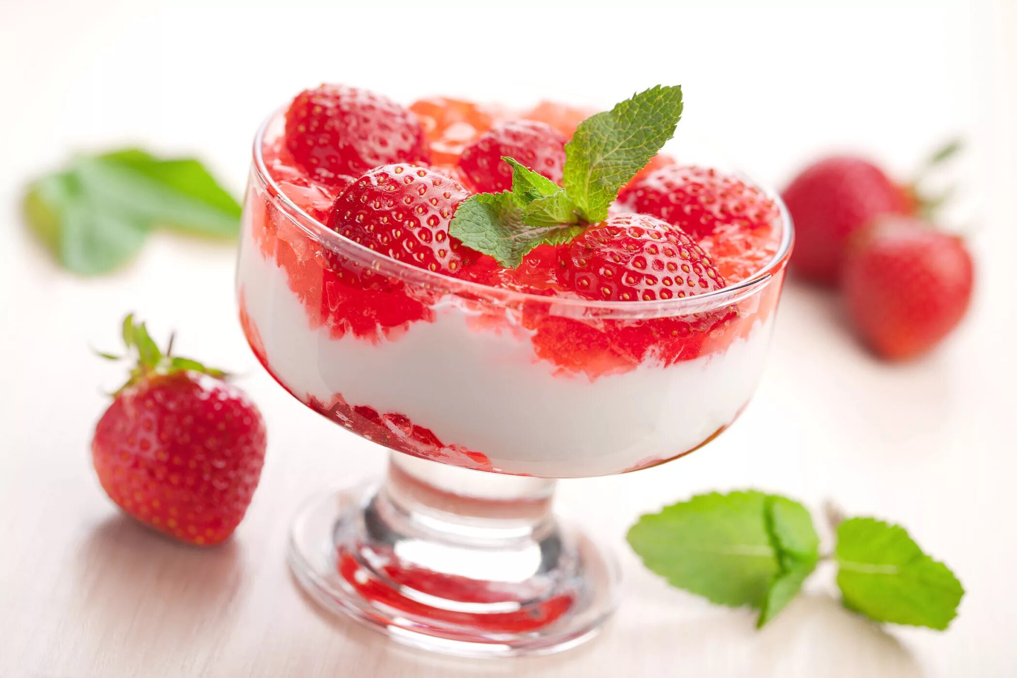 Creamy No-Bake Strawberry Pie Recipe Strawberry cream pies, Yogurt pie, Baked st