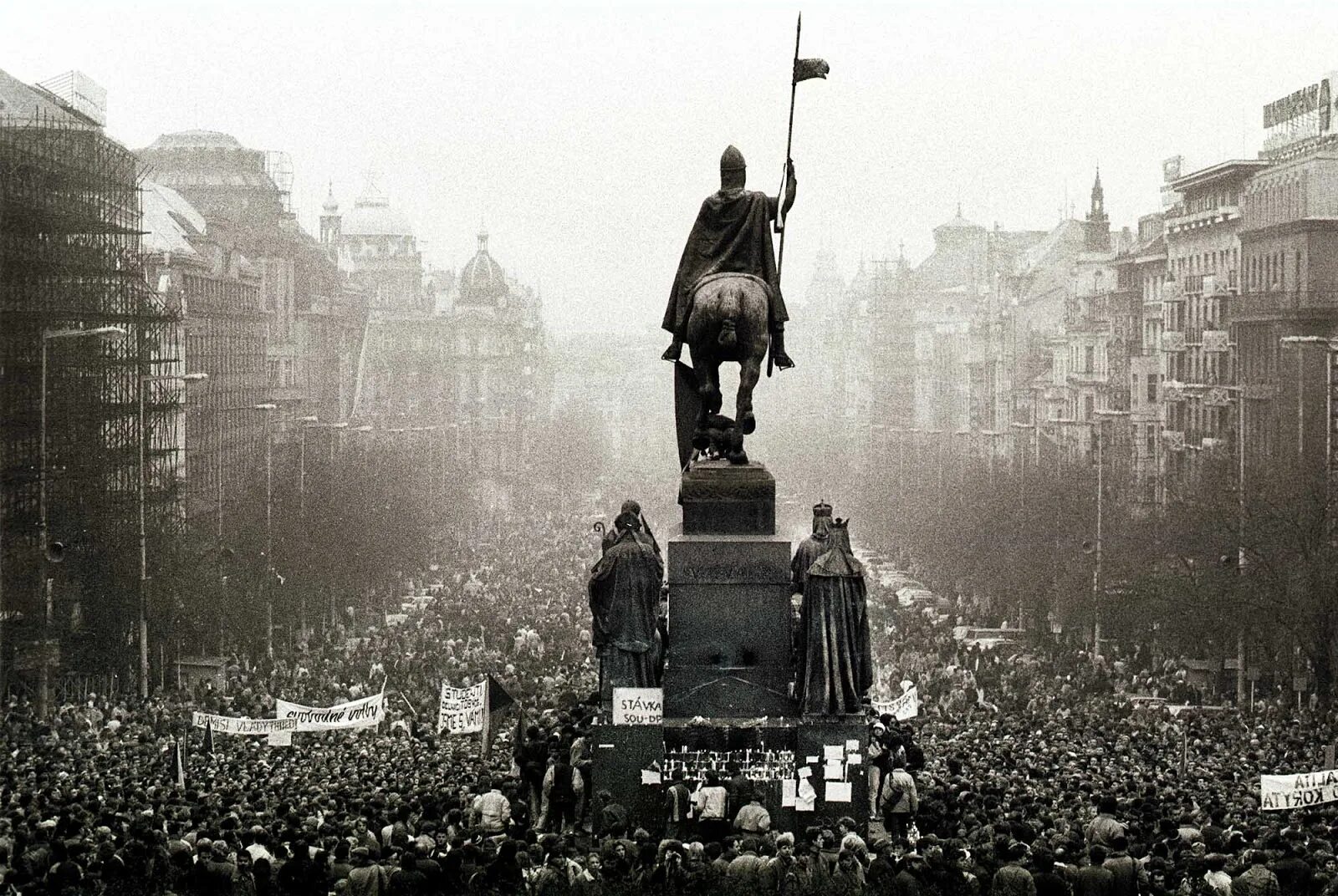 Чехословакия политика. Чехословакия 1989. революция в чехословакии 1989. бархатная революция в чехословакии. бархатная революция 1989.