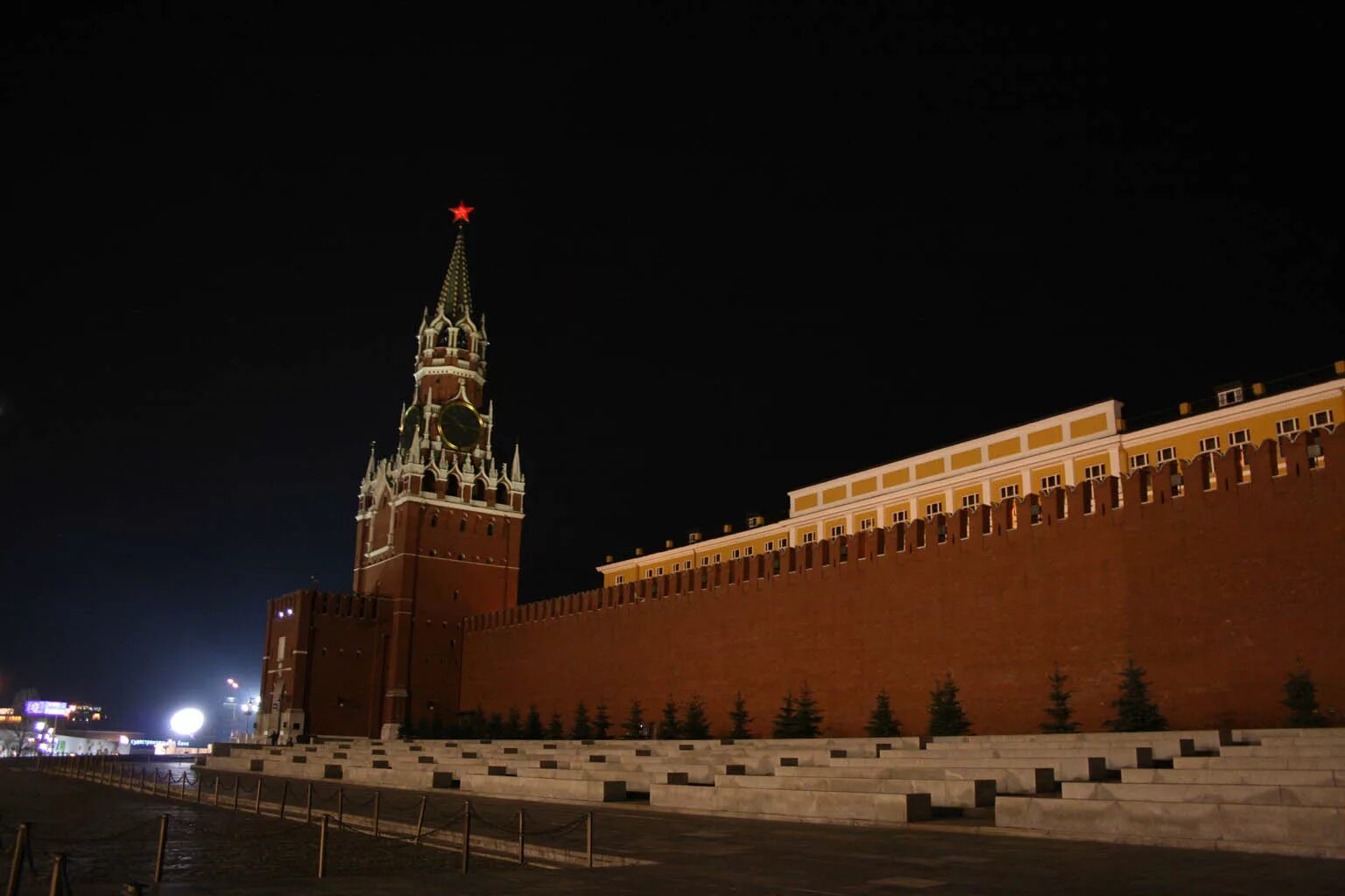 Красная кремлевская стена. Кремлевская стена Москва. Стены Московского Кремля на красной площади. Стена мавзолей Кремль Москва. Красная площадь Кремлевская стена.