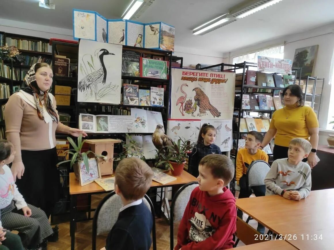 Мероприятие о птицах в библиотеке. Выставка ко Дню птиц в библиотеке. День птиц в библиотеке. Международный день птиц книжная выставка. Птицы на книжных страницах книжная выставка.