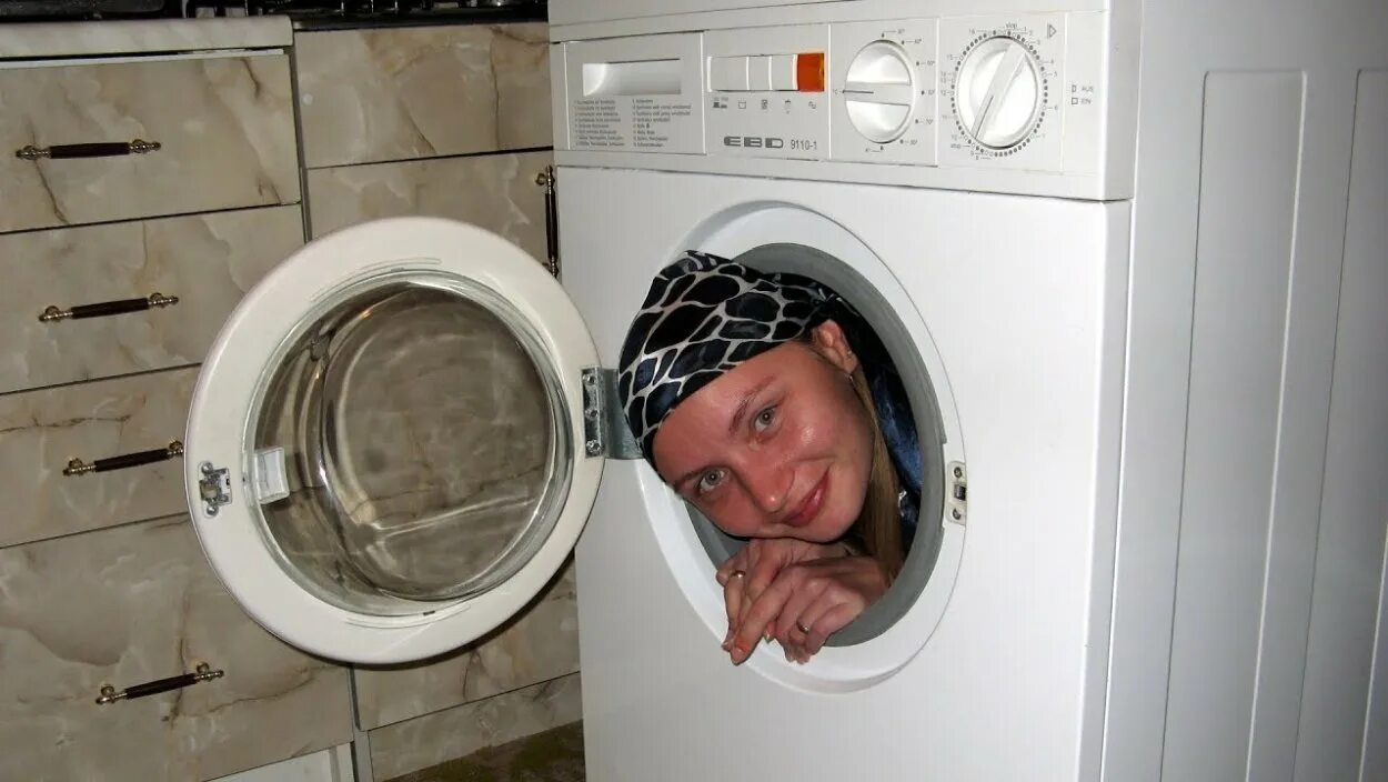 Стиральная машина пикает. Страшная стиральная машина. Человек в стиральной машине. Сломанная стиральная машина. Прикольные Стиральные машины автомат.