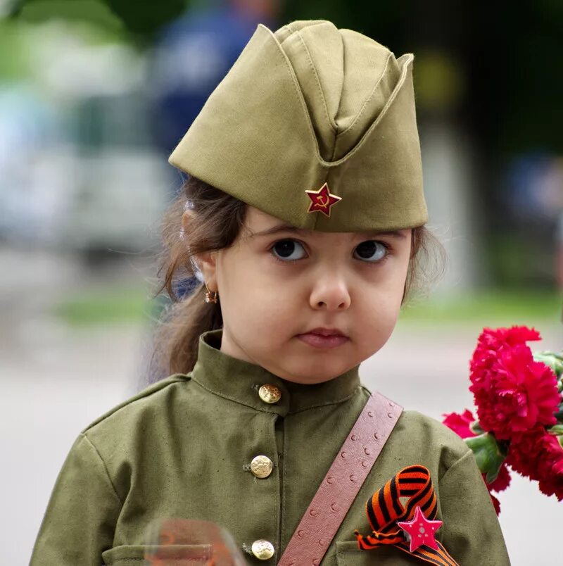 Маленькие дети 9 мая. Дети в военной форме. Военная пилотка. Детская фотосессия в военной форме. Девочка в военной форме.