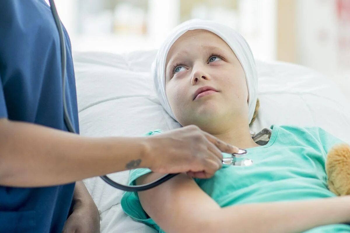 Тяжелая химиотерапия. Пациент с онкологическими заболеваниями. Дети с онкологическими заболеваниями. Дети с тяжелыми заболеваниями.
