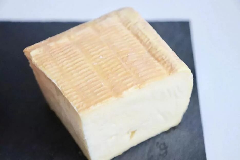 сыр российский. плотный сыр. сыр плотный без дырок. плотный сыр. сыр эмменталь.