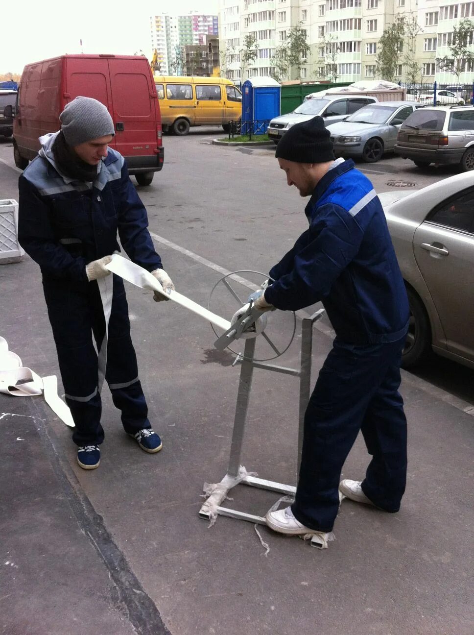 Перекатка пожарных рукавов на новую скатку. Перекатка пожарных рукавов. Скатка пожарных рукавов. Перемотка пожарных шлангов.