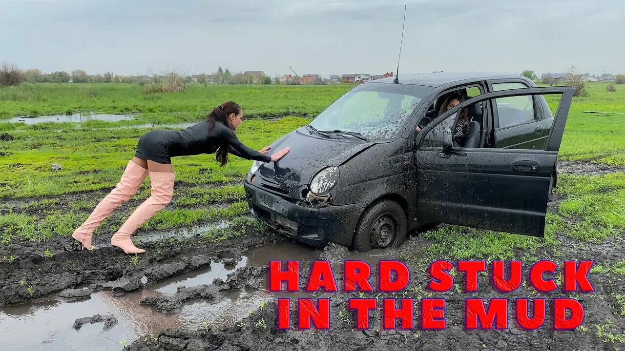 Девушки буксуют. Девушка разбила машину. Девушка зима машина. Girl stuck 18. Авто девушка застряла в снегу.