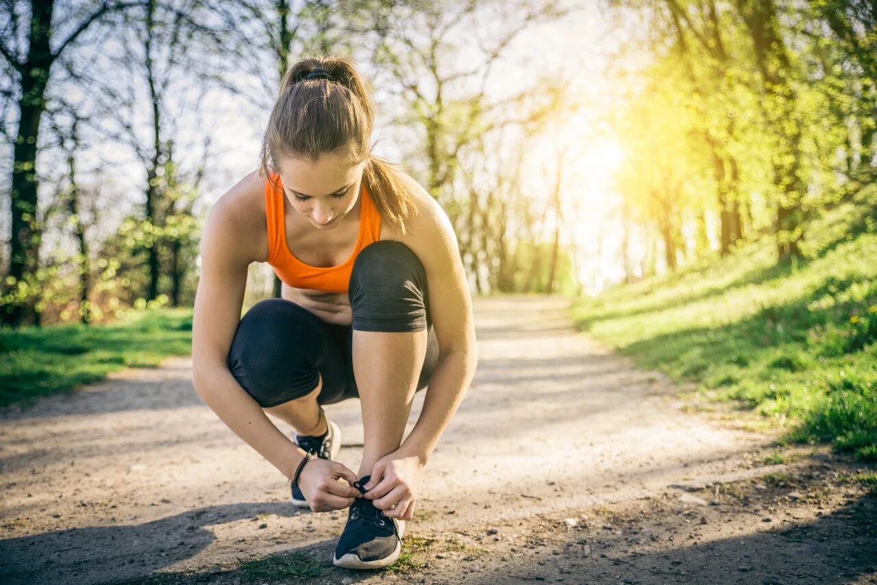 Девушка спорт. Занятие спортом. Занятие спортом на улице. Спортивная девушка на пробежке.