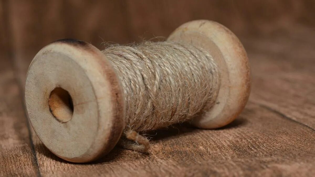 Изготовление пряжи. Веретено с нитками. Веретено для прядения. Веретено для прядения шерсти. Старинные катушки для ниток.