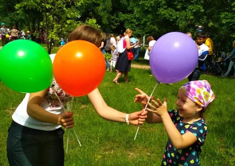 Танец с воздушными шарами. Детский праздник на улице. Дети с шариками. Дети с шарами на палочке. Палочка для шарика.