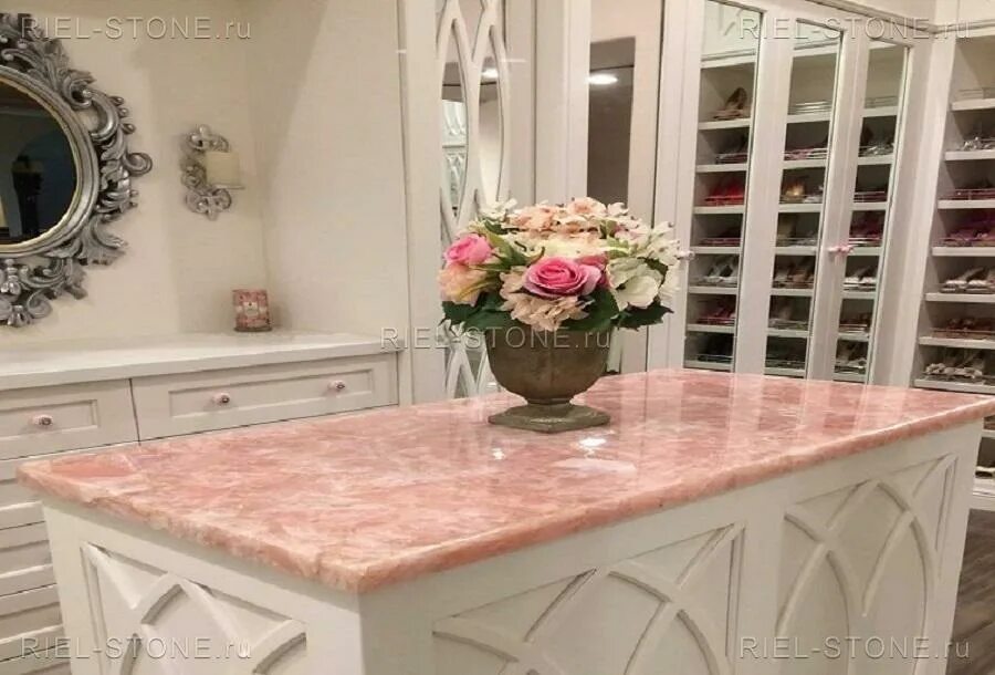 Столешница розовый камень. Rose Quartz кварцевый агломерат. Кварцевый агломерат розовый. Розовая столешница для кухни. Столешница розовый мрамор.