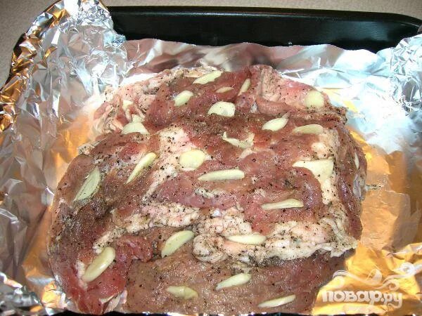 Запечь мясо в фольге куском рецепт. Мясо в фольге в духовке. Мясо в духовке из свинины в фольге. Запечённое мясо в духовке в фольге. Запечённая свинина в духовке в фольге куском.