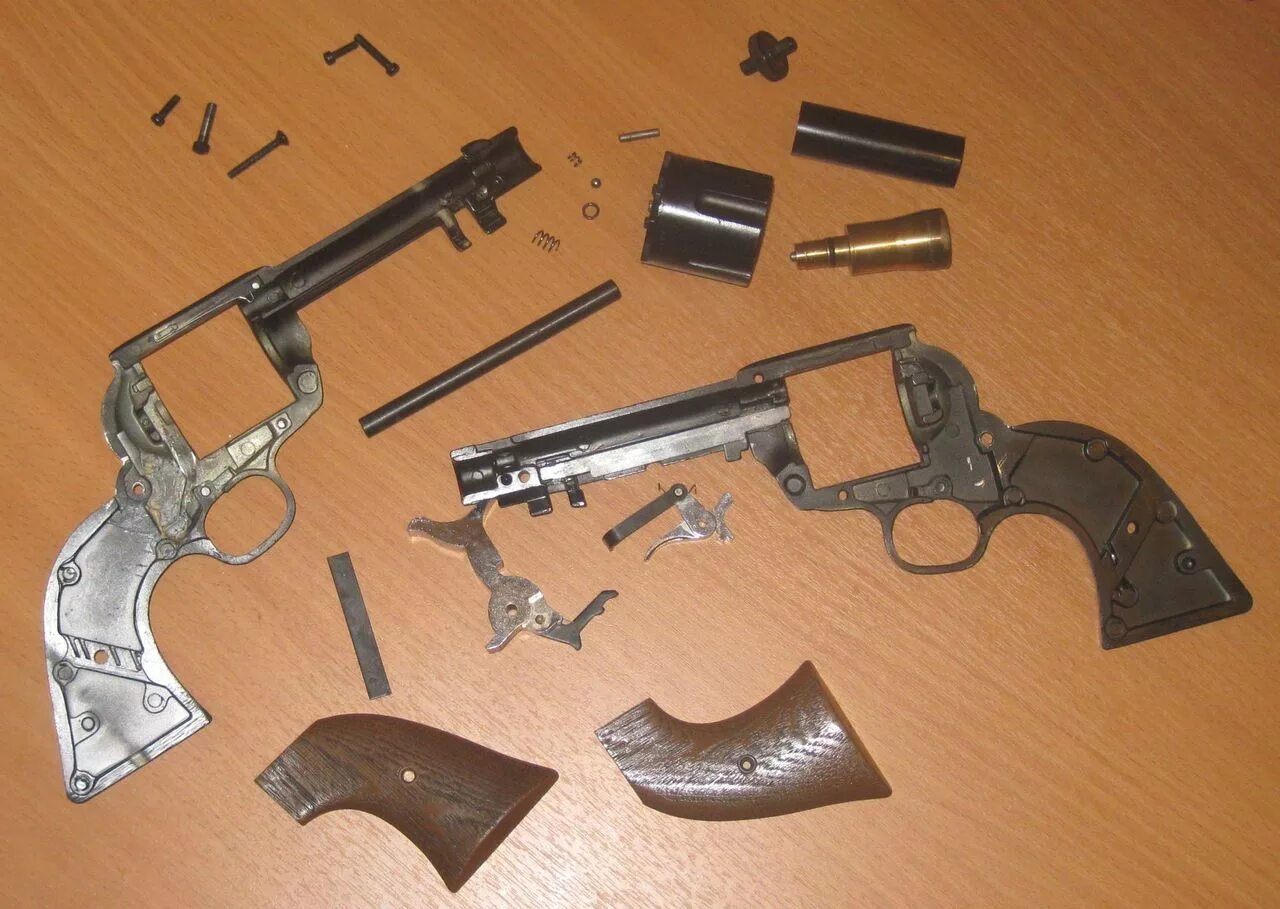 Мелкокалиберный пистолет самоделка. Резинкострел кольт 1873. Деревянный пистолет своими руками. Револьверы самоделки. Самодельный пистолет под мелкокалиберный патрон.