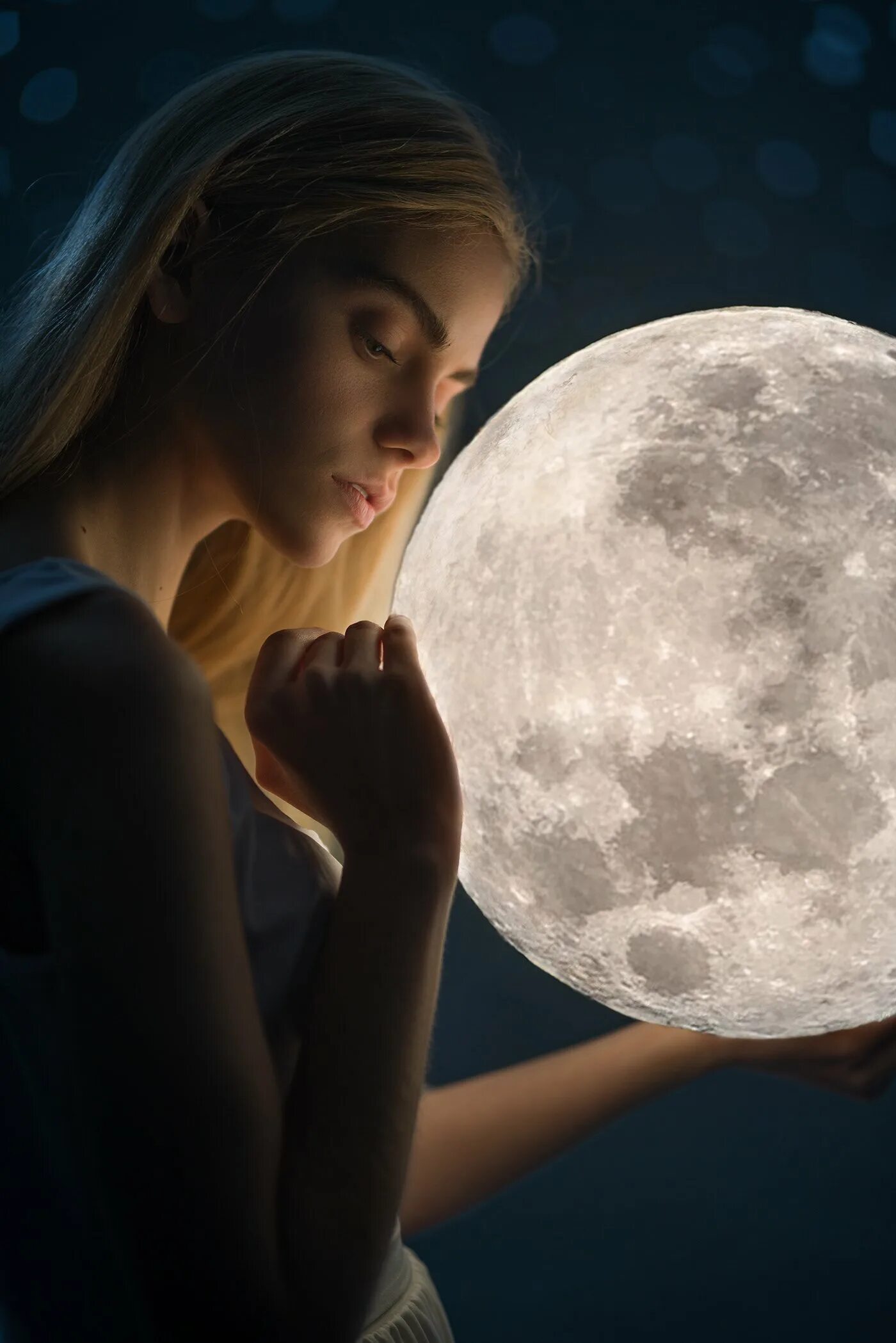 Она смотрела на луну. Девушка-Луна. Лунная девушка. Красивая Луна. Полная Луна девушка.