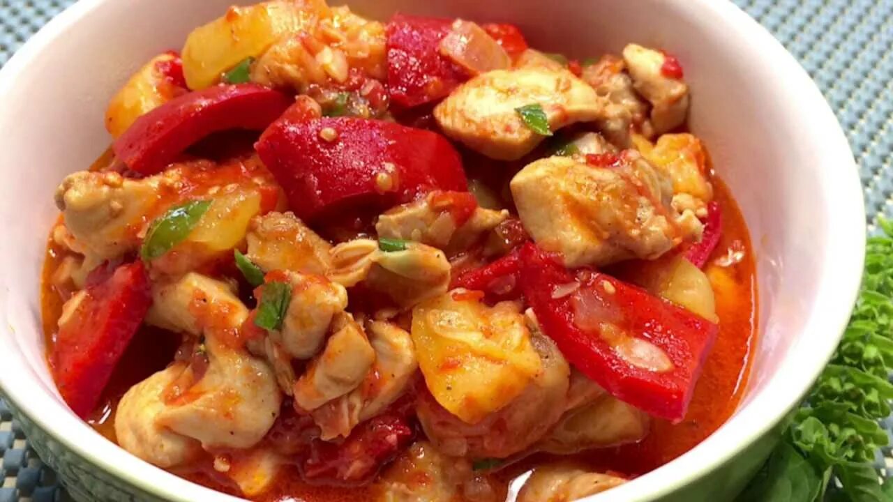 Курица с овощами. Курица тушеная с овощами. Куриное филе тушеное с овощами. Куриное филе тушеное с овощами на сковороде.