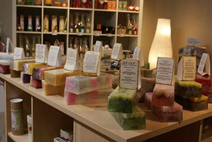 магазин мыла ручной работы. мастерская мыловара. помещение для мыловарения. Lush эстетика. витрина с мылом.