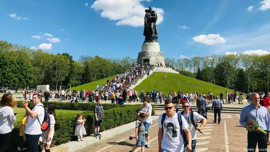 Берлин 5 мая фото. Воин-освободитель Трептов-парк Берлин. Мемориал в Трептов-парке в Берлине. Памятник солдату в Германии Трептов парк. Трептов парк 9 мая.