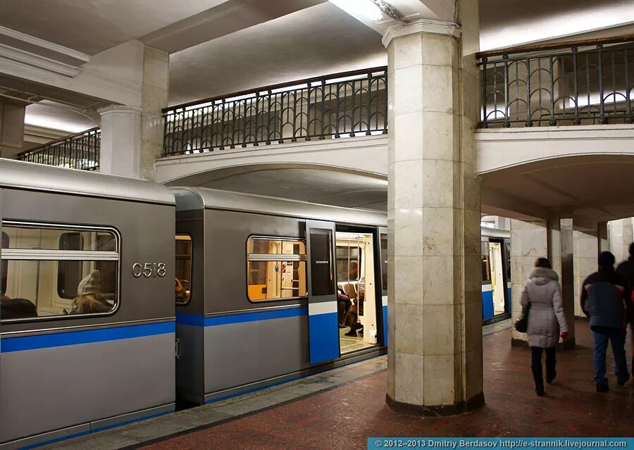 Бюст в метро александровский сад. Александровский сад станция метро москва. Александровский сад станция метро москва. Станция александровский сад. Московское метро александровский сад.