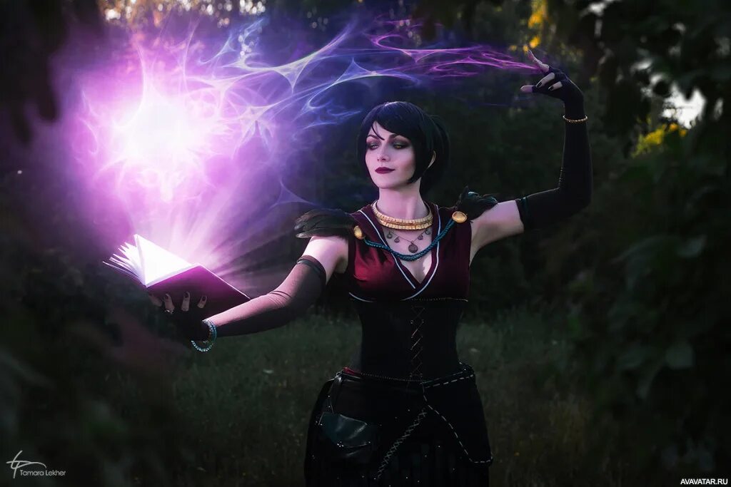 Poe morrigan. Морриган Dragon age Cosplay. Морриган Dragon age косплей. Dragon age элувиан. Морриган Dragon age арт.