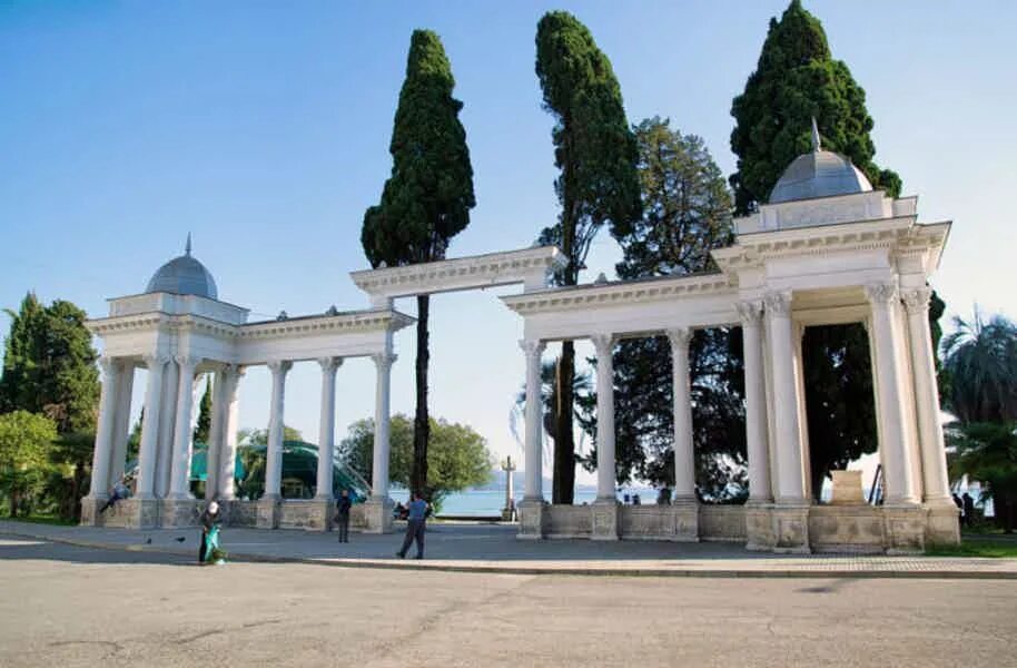 Колоннада в сухуми. Колоннада абхазия сухумское. колоннада на набережной махаджиров. сухум колоннада на набережной. набережная махаджиров сухум.