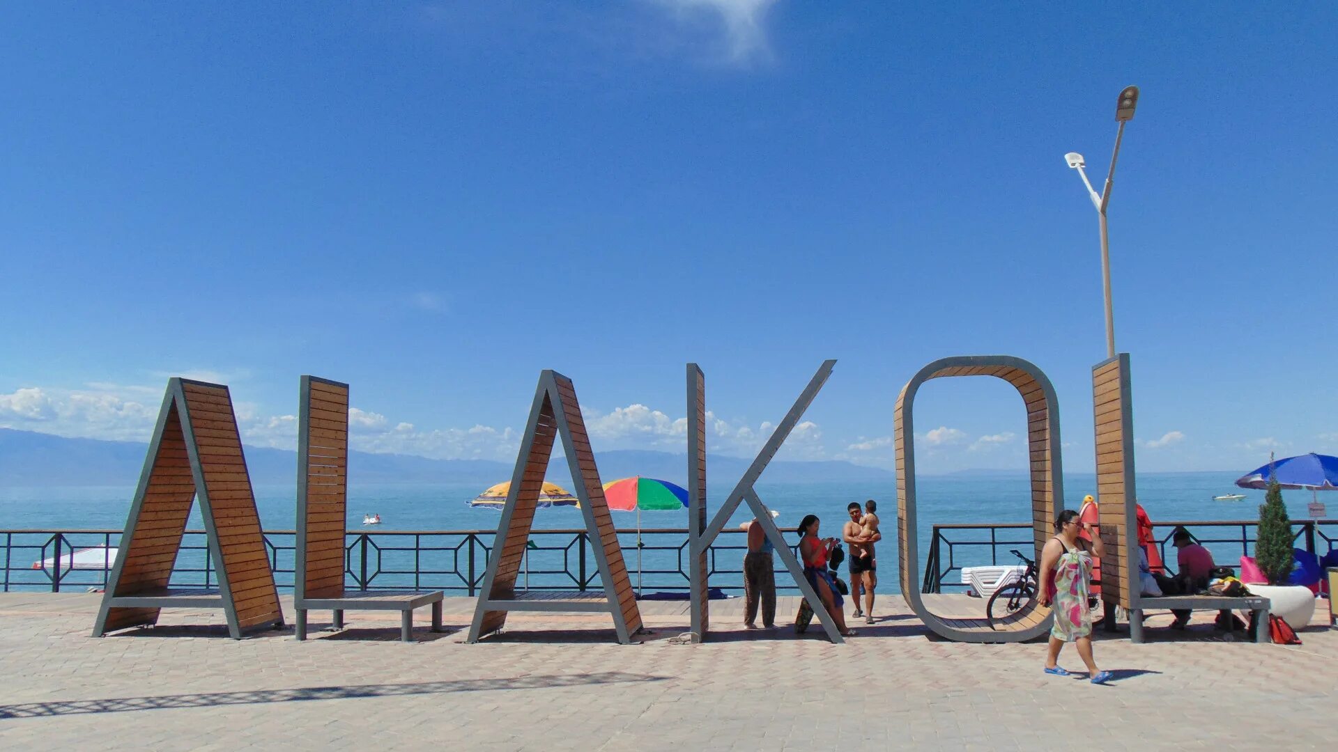 Ала кол. Алаколь озеро в Казахстане. Озеро Алаколь,Восточный Казахстан. Алматы озеро Алаколь. Алаколь Урджар.