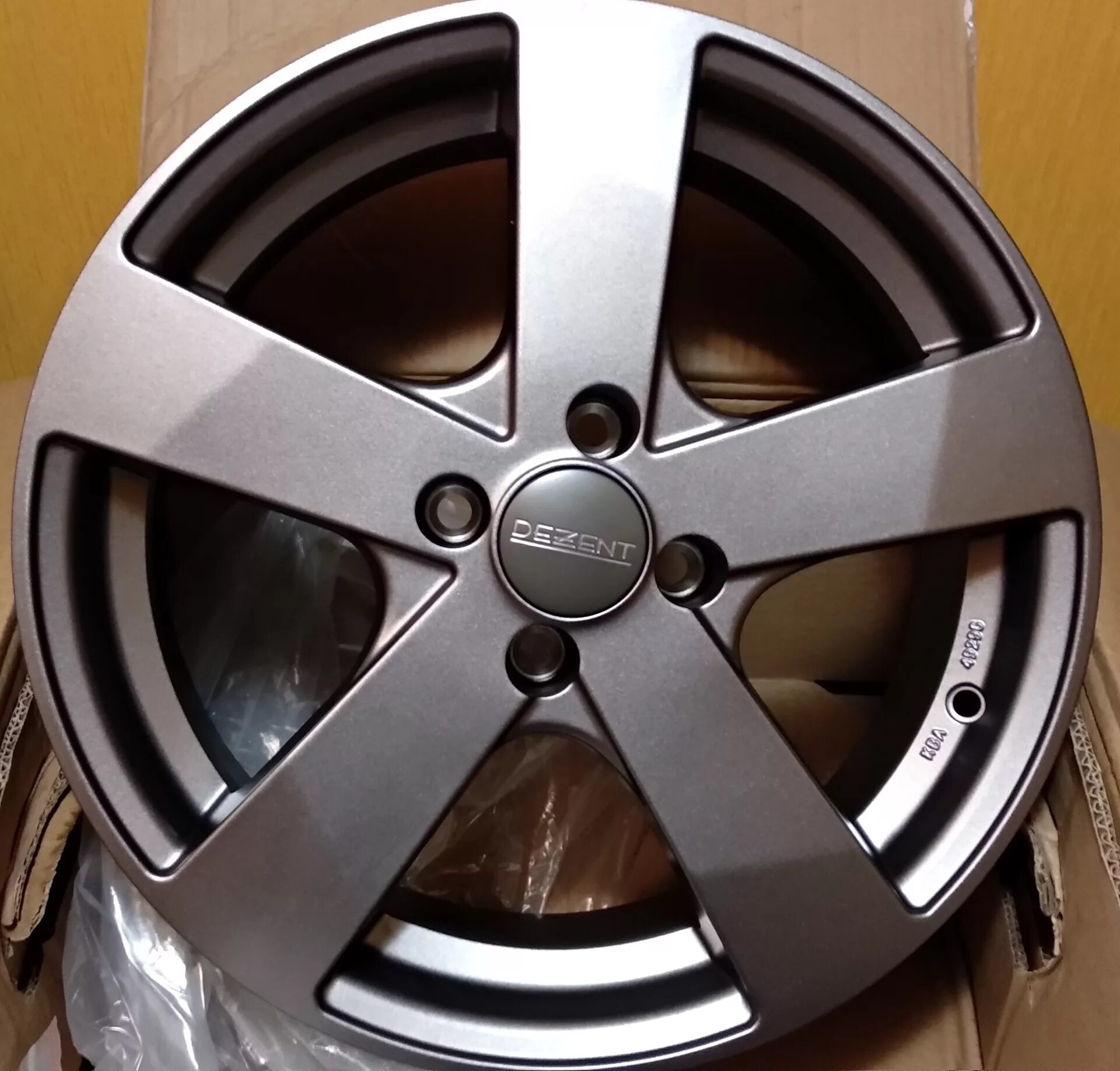 Диски r16 4x108 65.1 купить. Литой диск Dezent td r 16. Dezent td Graphite r15. Диски Dezent td r17. Литые диски r16 Dezent td (Graphite).