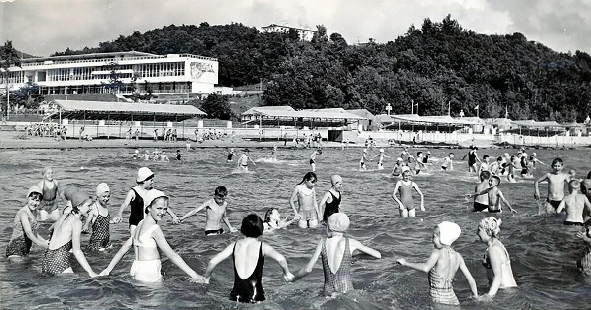 Артек купались. Лагерь Орленок СССР. Пионерский лагерь орлёнок Краснодарский край. Пионер лагерь орлёнок в СССР. Советский Пионерский лагерь Орленок.