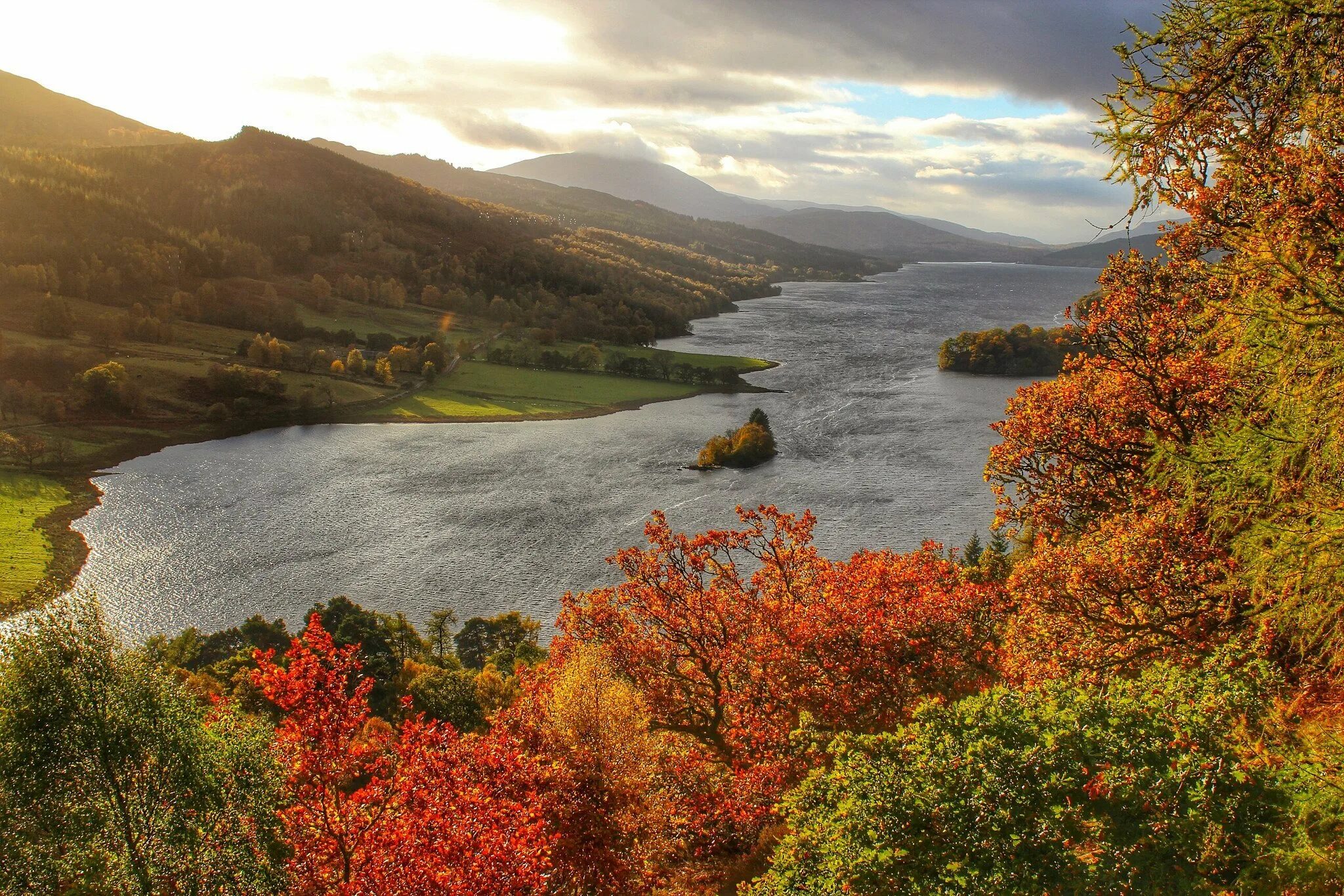 In autumn it is often. Озеро лох ломонд. Пертшир, Шотландия осенью. Шотландия хайленд осень. Лох-Таммел Шотландия.