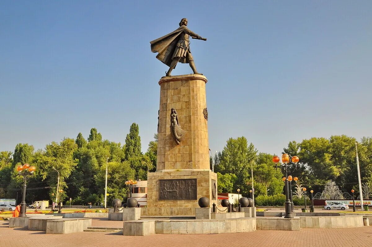 Липецк погулять. Памятник Петру в Липецке. Памятник Петру первому в Липецке. Обелиск Петру 1 в Липецке. Статуя Петра 1 в Липецке.