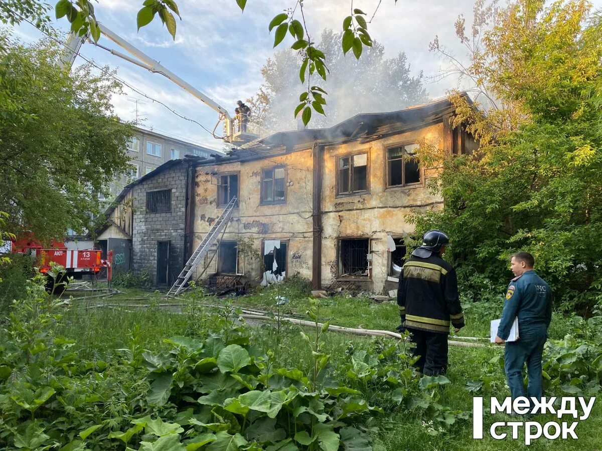 Горящий дом. Нежилой дом. В доме и на улице. Пожарные у горящего дома. Сайт нижнего тагила новости