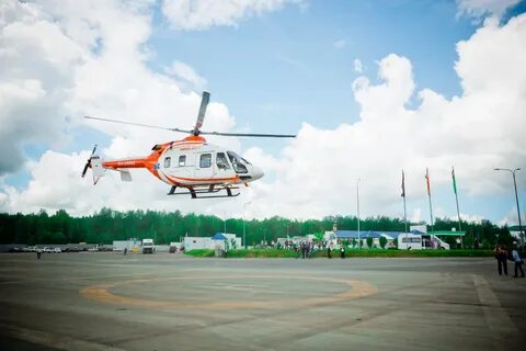 Над нижним новгородом летают вертолеты с флагами
