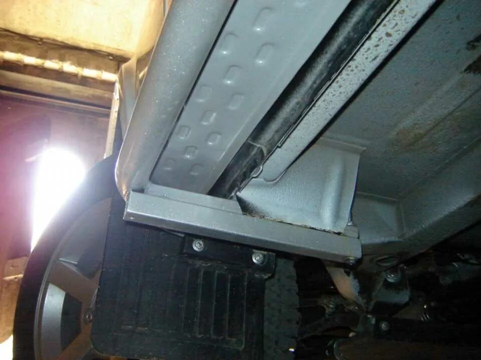 Защита порогов нива шевроле. Крепление порогов на ниву 2121. Силовые пороги на ниву 2121. Крепление силовых порогов шевроле нива. Крепление порогов на ниву шевроле.