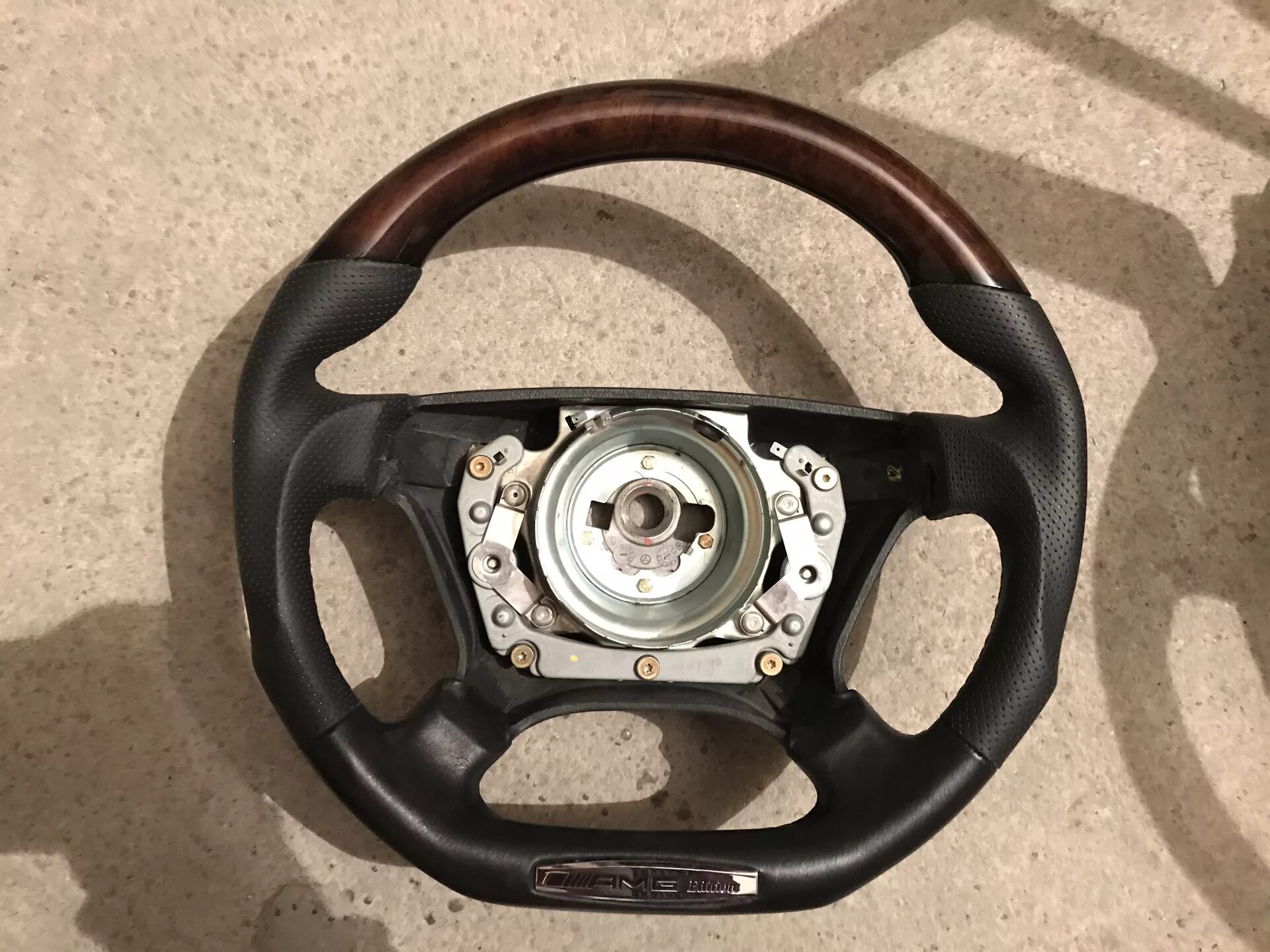 Руль w124 дерево кожа. Руль для мерседес w124. Мерседес 124 руль с дерева. Руль мерседес 124. Мерседес 124 руль с дерева.