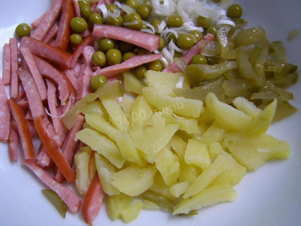 Салат картошка копченая колбаса огурец. Салат с охотничьими колбасками. салат охотничий с копченой колбасой. салат из охотничьих колбасок. салат с охотничьими колбасками и огурцами и картофелем.