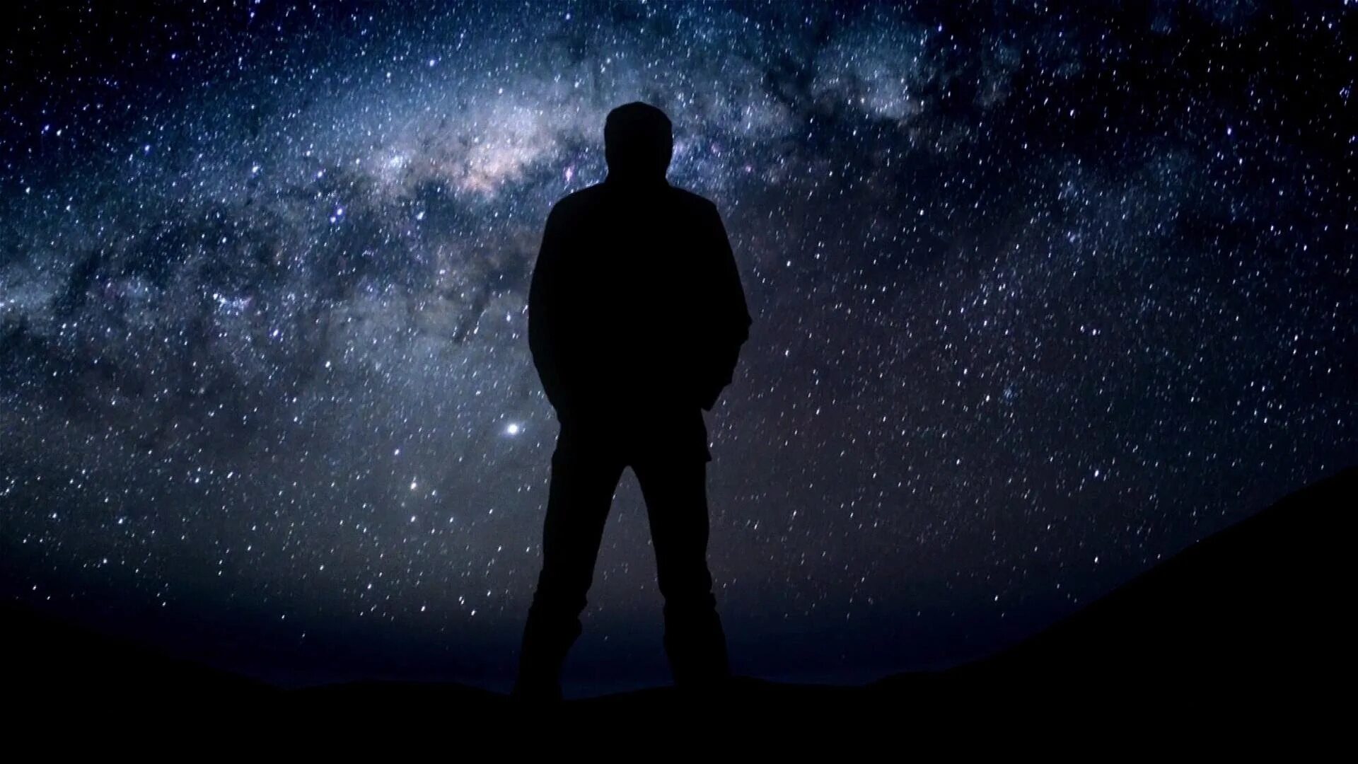 Улетели звезды далеко. Человек и ночное небо. Человек на фоне звездного неба. Человек в космосе. Человек под звездным небом.