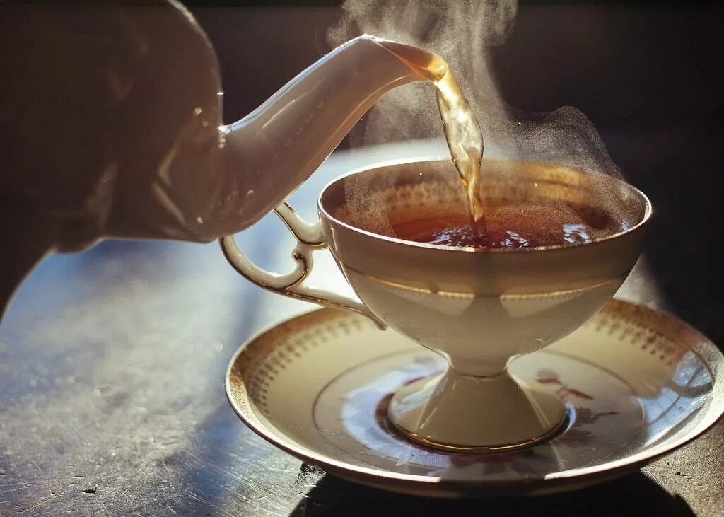 Пить горячее в жару. Горячий чай. Чашка чая. Чашечка горячего чая. Кружка чай.