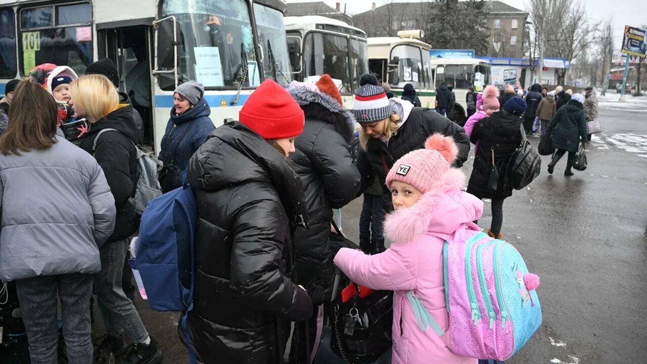 Россия приняла беженцев. Эвакуация людей. Беженцы из Киева. Эвакуация детей. Беженцы из Украины в Россию 2022.