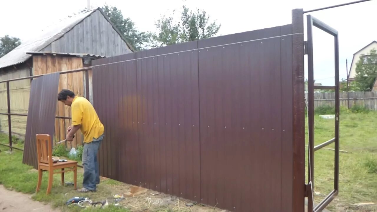 Забор с профлиста своими руками. Сколько стоят трубы для забора. Сколько стоят трубы для забора. Х-кронштейн для забора гранд лайн. Забор шахматка из дерева вертикальный чертеж.