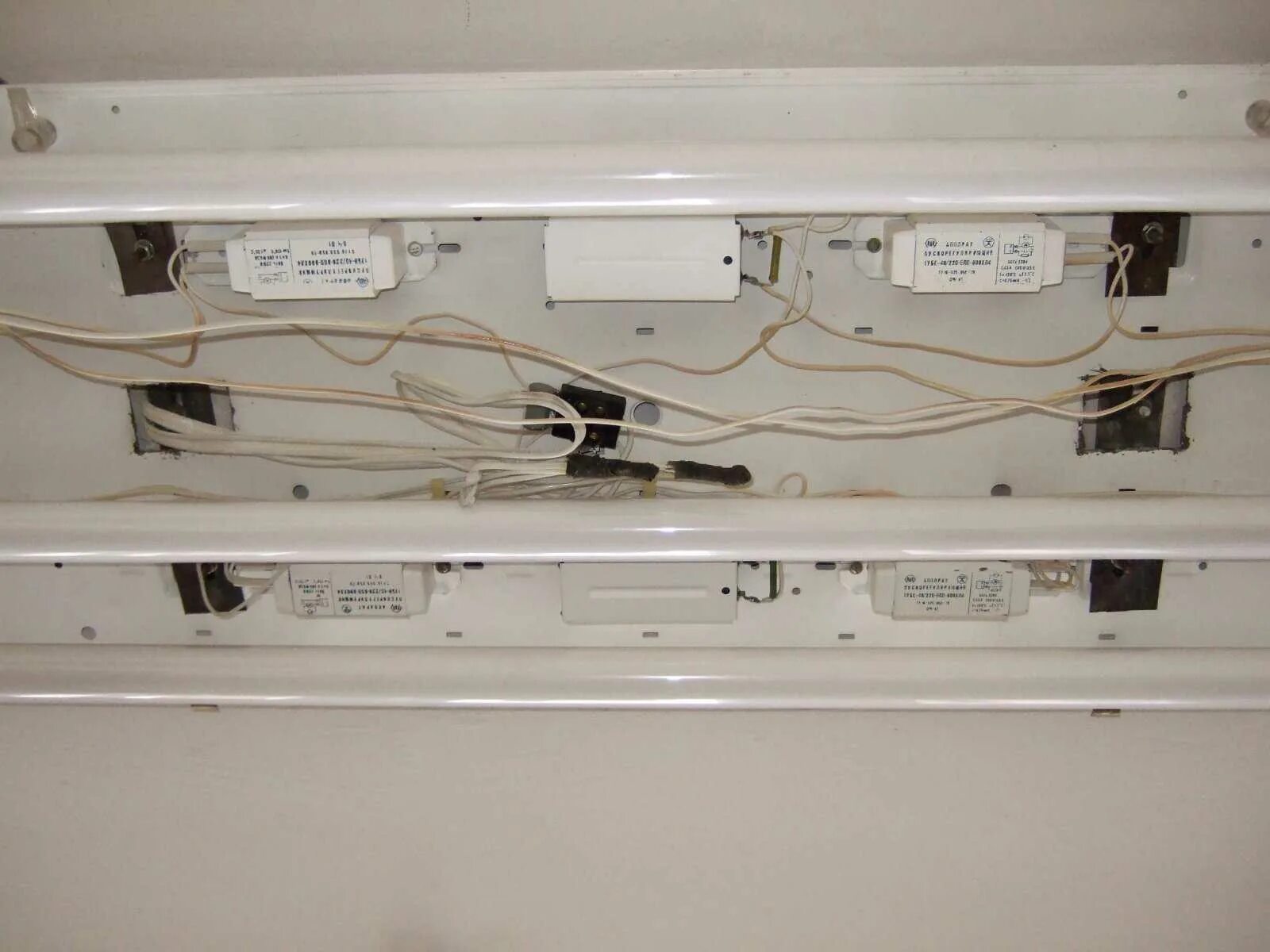 Корпус люминесцентные светильники. Демонтаж: светильников для люминесцентных ламп. Крепление для люминесцентного светильника. Монтаж люстры. Монтаж люминесцентных светильников.