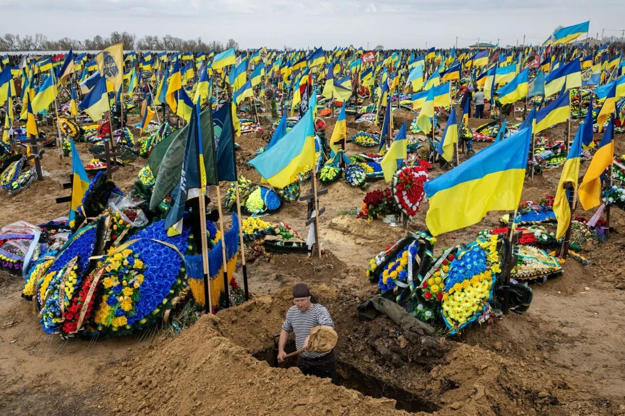 Мобилизованный украинец. Украинские военнвекладбища. Украинские кладбища. Кладбища ВСУ на Украине. Кладбища украинских военных.