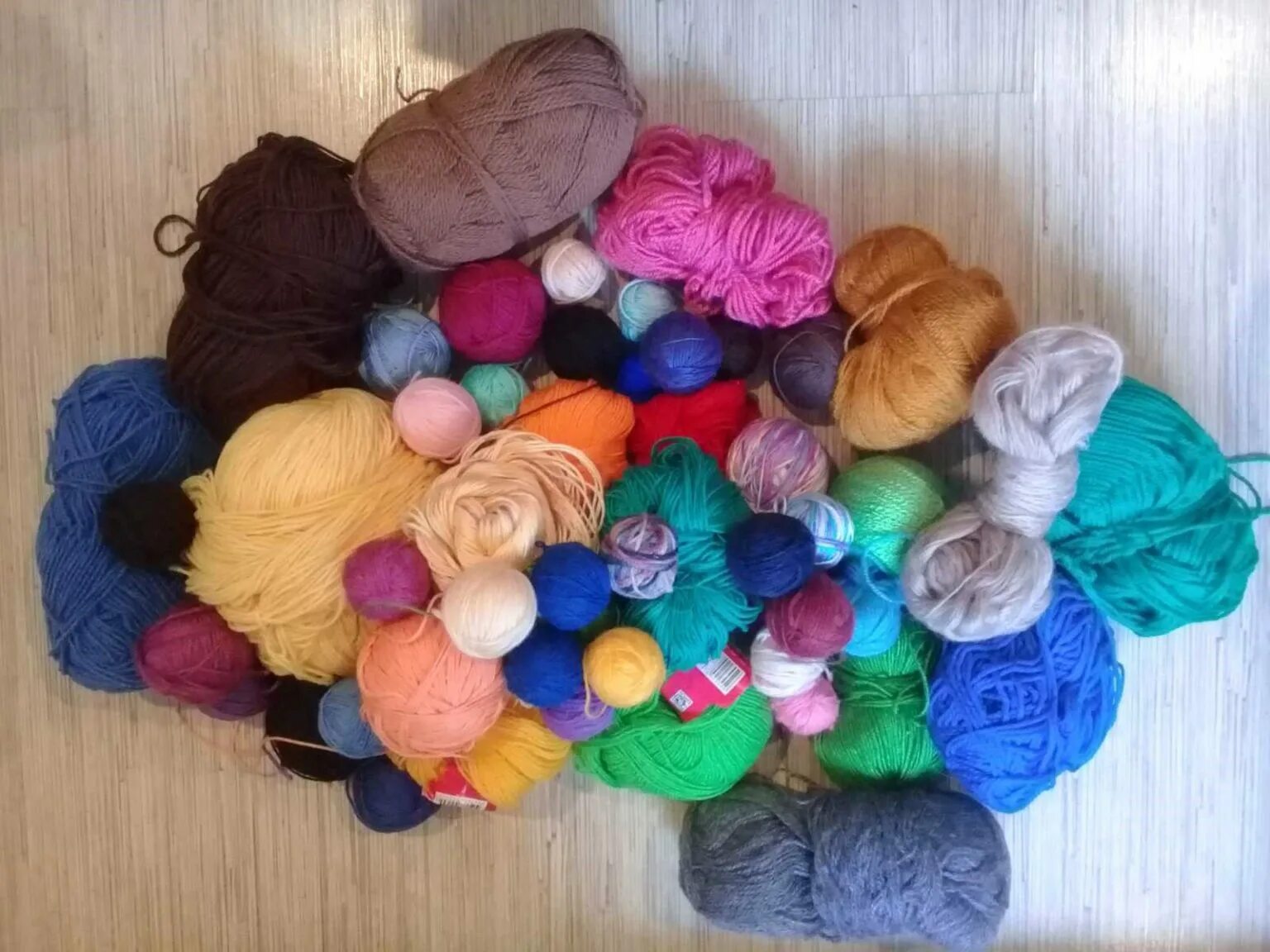 Коврик из остатков пряжи. Утилизация остатков пряжи. Интересные вязаные изделия. Вещи из остатков пряжи. Яркие вязаные вещи.