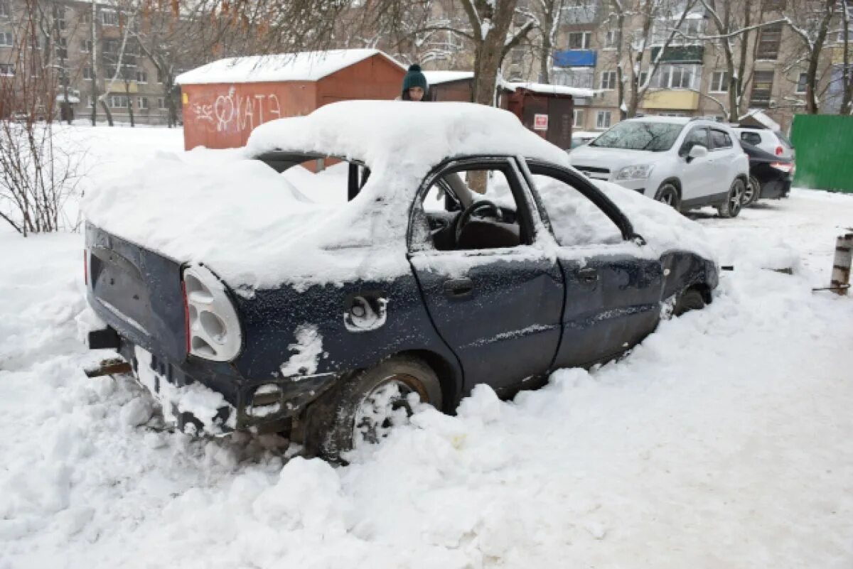 Автомобиль не брошен. Брошенные автомобили в москве. Москвич 408 заброшенный. Заброшенное авто во дворе. Заброшенные авто в дубае.