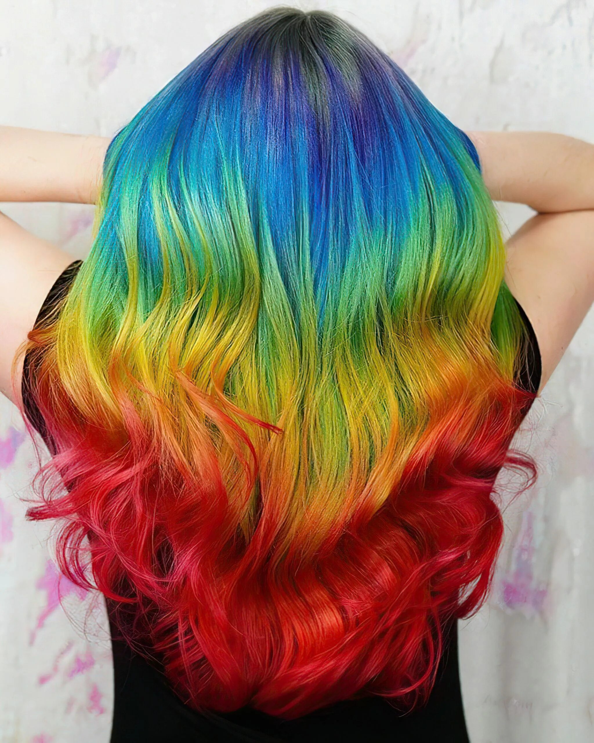 разноцветные волосы. крашеные волосы. яркие разноцветные волосы. яркие пряди. разноцветное окрашивание волос.